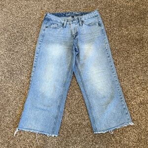 Universal Thread Women's Light Blue Jeans cropped 23.5”